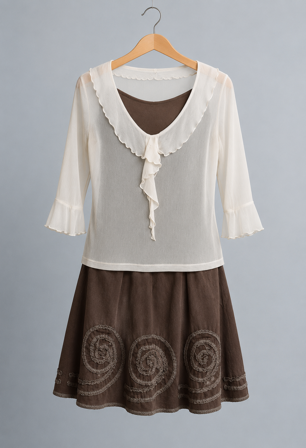 Conjunto de Blusa com Folhos e Saia Bordada