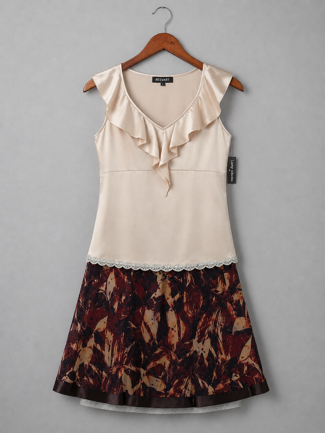 Vestido Curto com Folhos e Saia Estampada